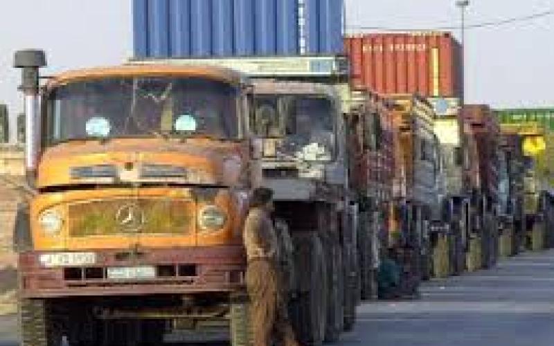 سائقون سوريون على الحدود... بين إرهاصات الأزمة وقوانين حفظ الأمن