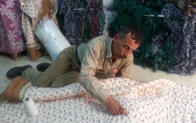 حرفة المنجّد تحتفظ ببريقها في الزرقاء رغم منافسة الجاهز