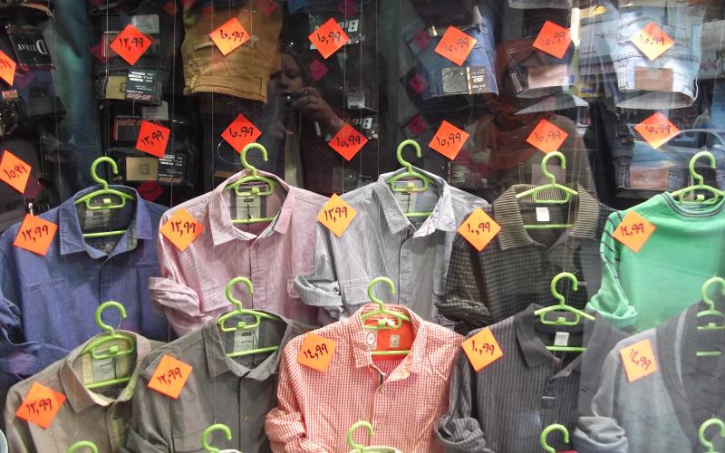 تجار بالزرقاء يتحدون القانون ويصرون على عدم اعلان الاسعار!