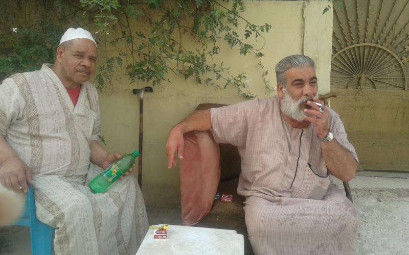 مجالس عتبات البيوت والدكاكين.. طقس زرقاوي يقاوم الاندثار