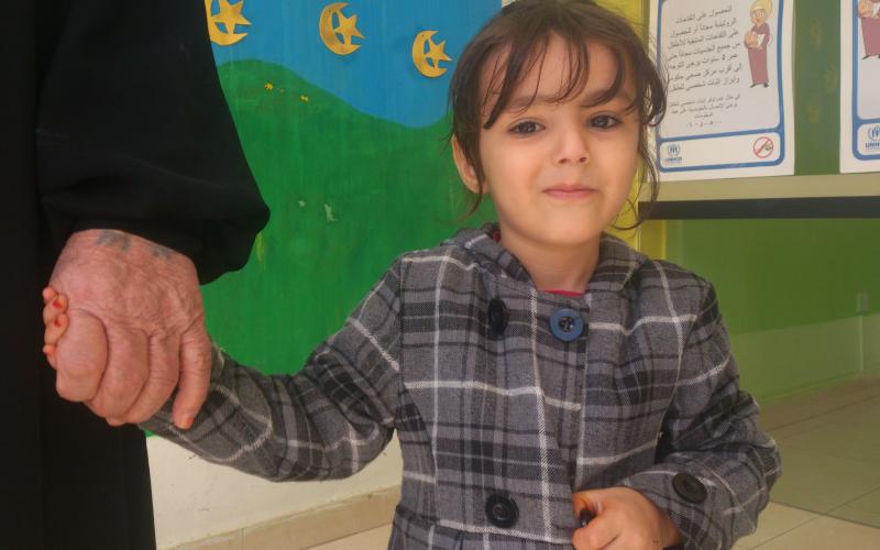 لاجئة سورية تبتسم للكاميرا من مخيم الزعتري / تصوير حزم المازوني