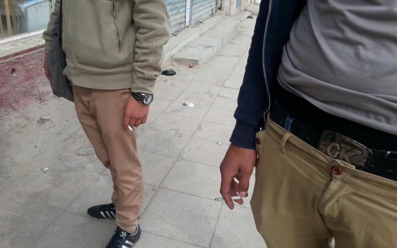 اكشاك سجائر مجاورة للمدارس بالزرقاء .. والبلدية تعتبرها "تنموية"!