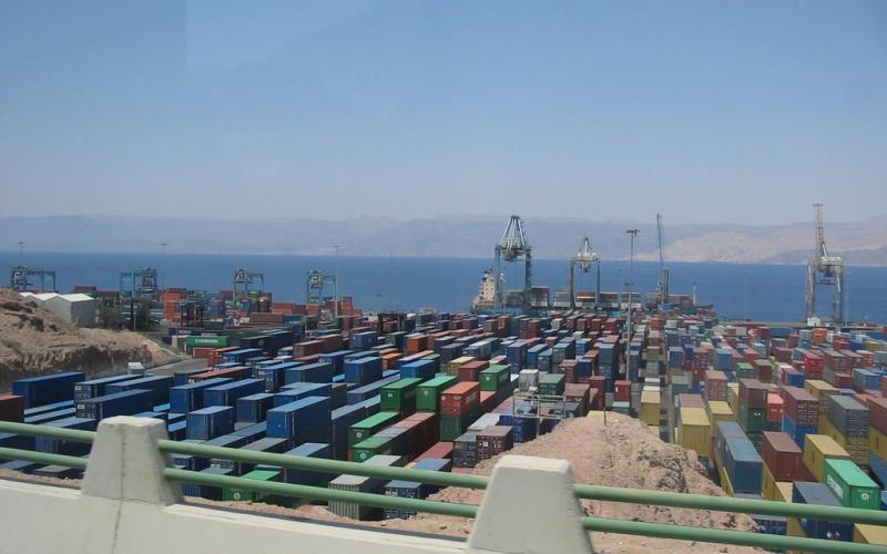 تكفيل عمال ميناء الحاويات