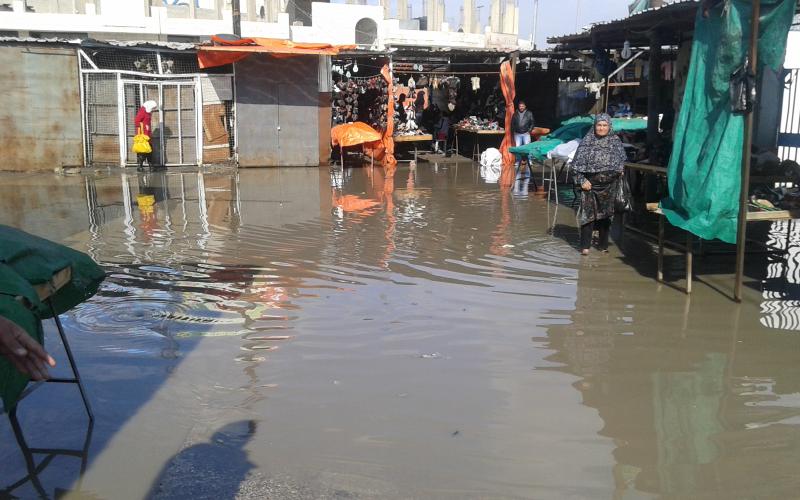 فيضان مياه الامطار يغلق شارع المدارس بمخيم الزرقاء