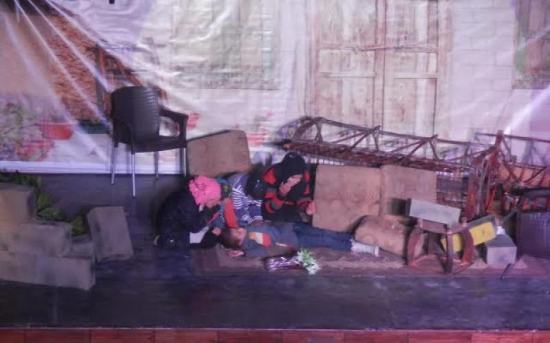  مشهد من مسرحية "رسالة من مخيم الزعتري" على مسرح عمون / تصوير أغيد محمد