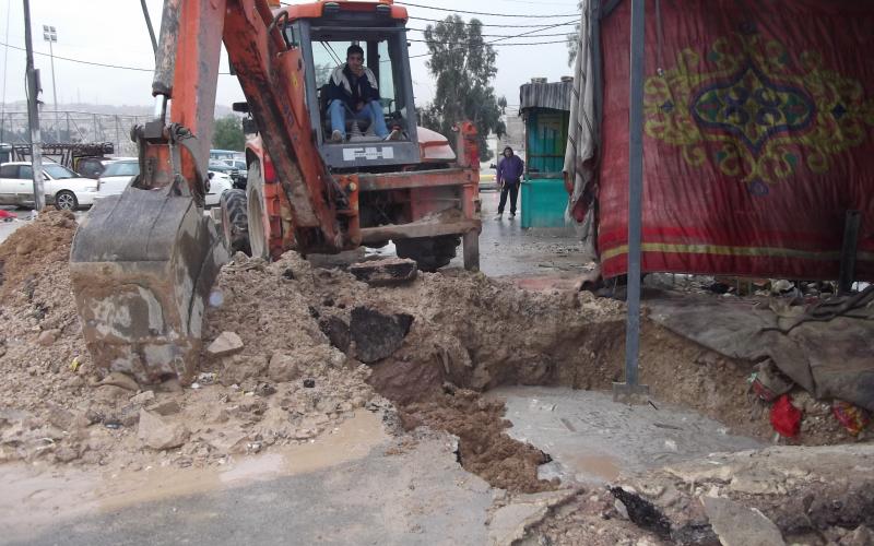 السلطة تستبدل قسما من خط مياه جنوب المخيم بعد تكرار كسره