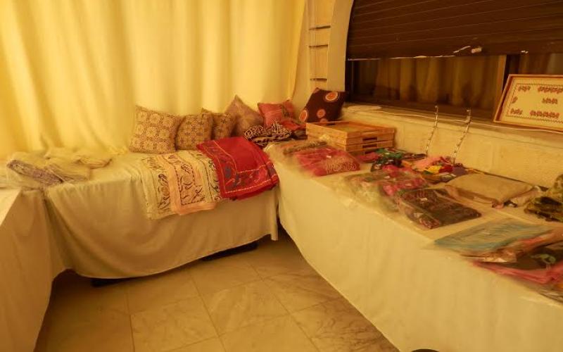 منتجات يدوية لنساء سوريات يعملن في مشغل تابع لمنظمة "سوريات عبرالحدود" / تصوير أغيد محمد