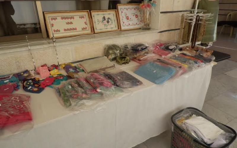 مشغل يدوي تابع لمنظمة "سوريات عبرالحدود" يعرض منتجات لنساء سوريات / تصوير أغيد محمد