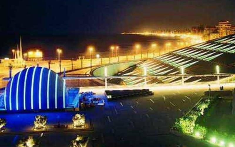 مكتبة الاسكندرية ليلاً - صفحة دار الآداب على فيسبوك