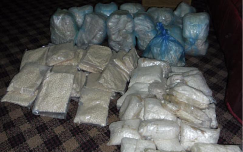 مداهمة منزل في البادية الوسطى وضبط أسلحة ومواد مخدرة