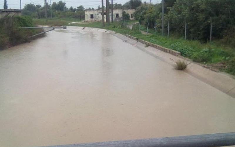 وفاة خمسة اشخاص من عائلة واحدة بعد سقوط مركبتهم بقناة الملك عبدالله