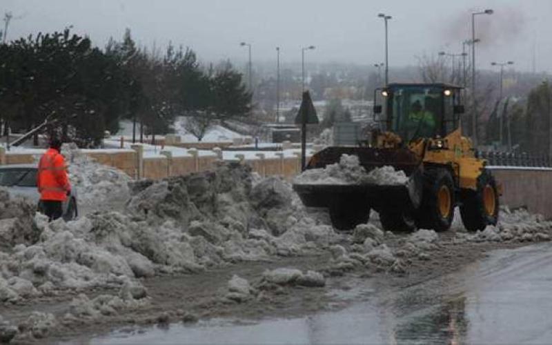 الأمانة تواصل فتح الطرق وتدعو لعدم الخروج