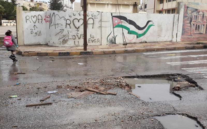 التهبطات والحفر الإنشائية تطيح بسيارات مواطنين بعد العاصفة