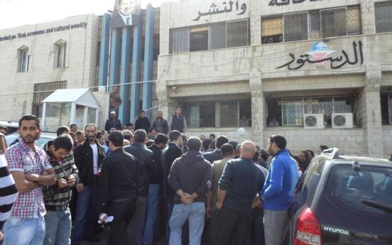 تصعيد للصحفيين في الدستور على تأخر الرواتب والإدارة تؤكد وجود خطة للحل