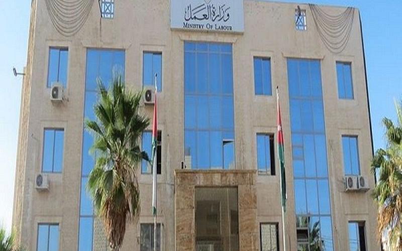 وزارة العمل تعلن عن توفر فرص عمل في المولات والبنوك