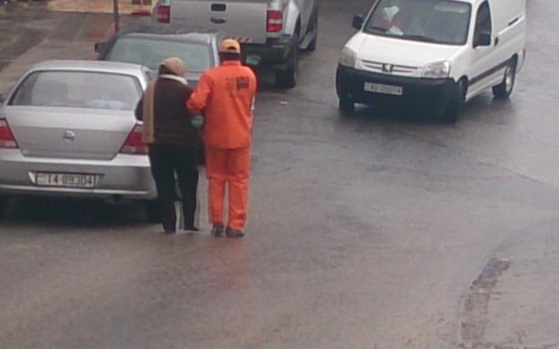 عامل نظافة في أمانة عمّان يساعد عجوز -عمّان نت