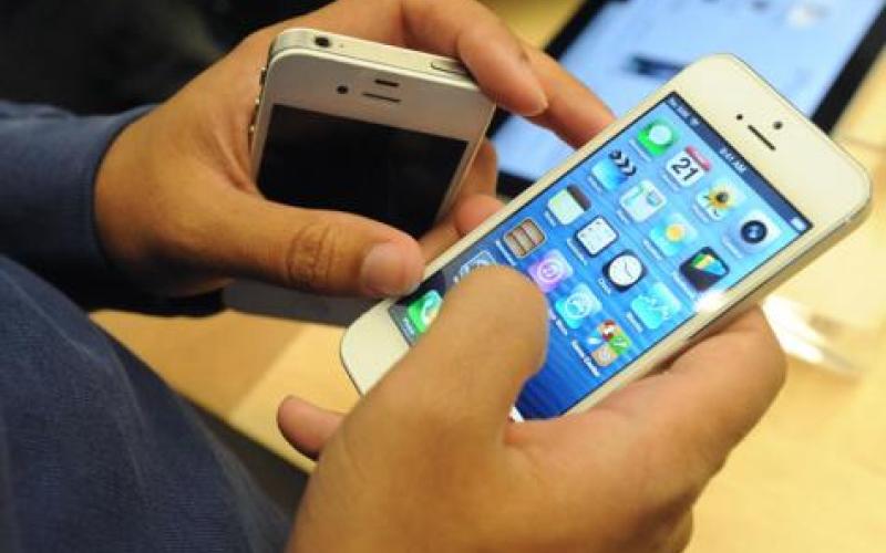 " النقابة" تستهجن تعميم "الوزارة" بتسليم هواتف المدرسين للمدير أثناء الدوام