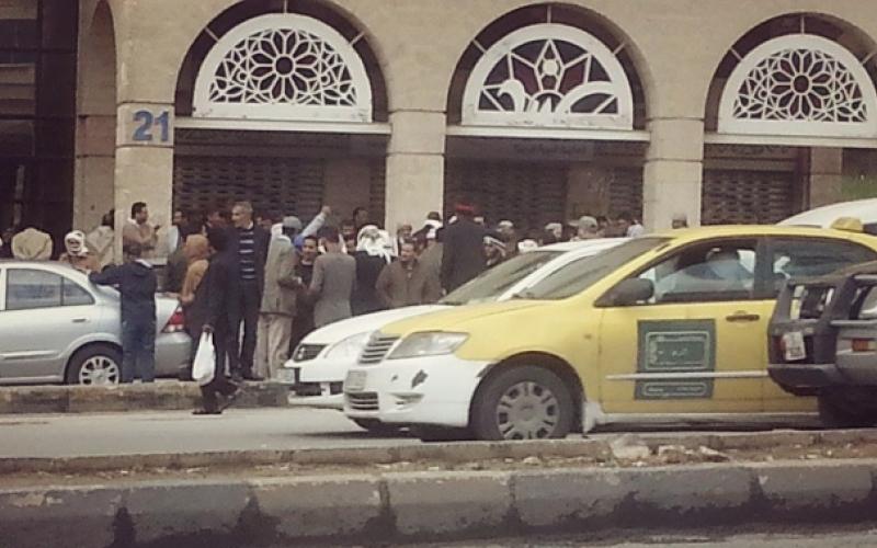 يمنيون في الأردن.. يعتصمون بانتظار عودتهم إلى "عدنهم"