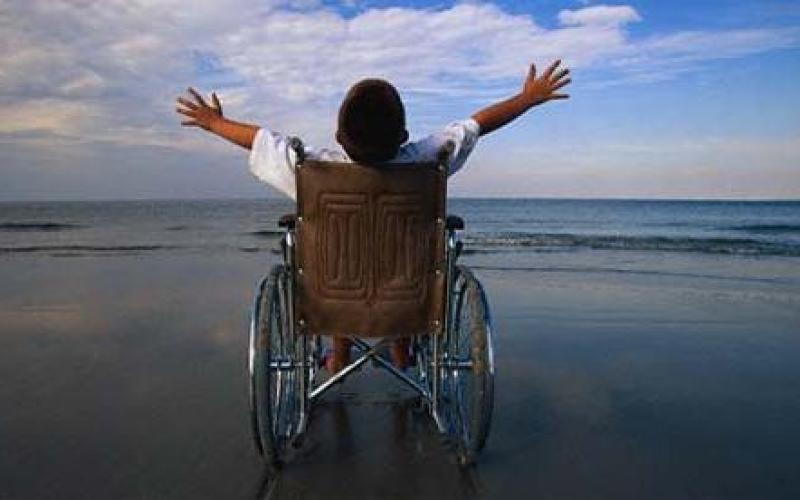 طاهر… صانع الأطراف والأحلام والأمل