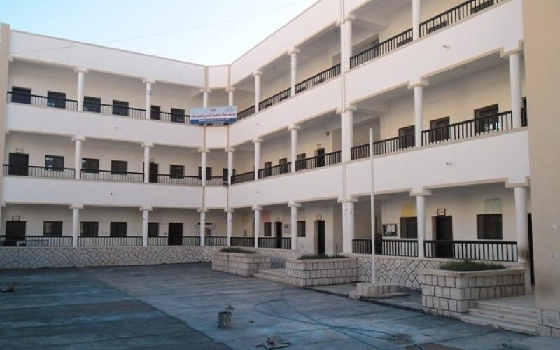 اعتصام معلمي مدرسة عاكف الفايز بعد تهجم رجل أمن على المدرسة