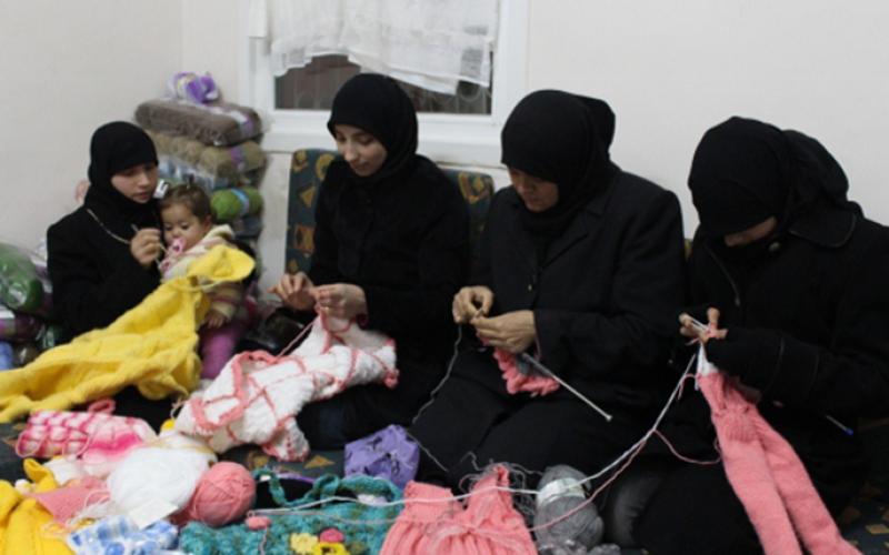 لاجئات يعملن رغم منع القانون يتعرضن لانتهاك حقوقهن