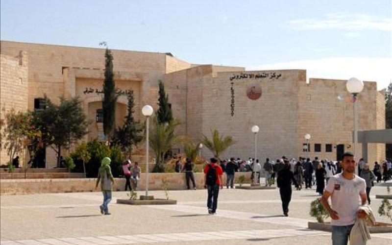 طلبة طب وتمريض بـ"الهاشمية" يشكون عدم توفير جامعتهم لمطعوم الكبد