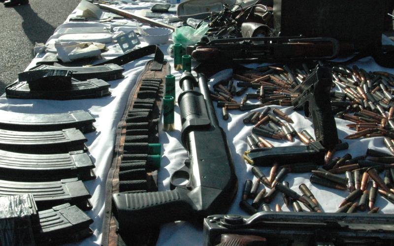 ضبط ذخائر وأسلحة غير مرخصة بجبل عمان