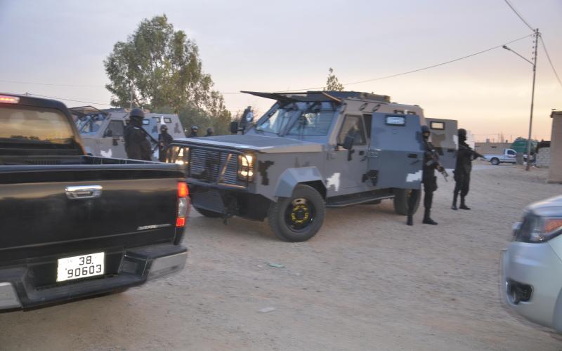 معان: مسلحون يسرقون مركبة ويهاجمون قوة أمنية