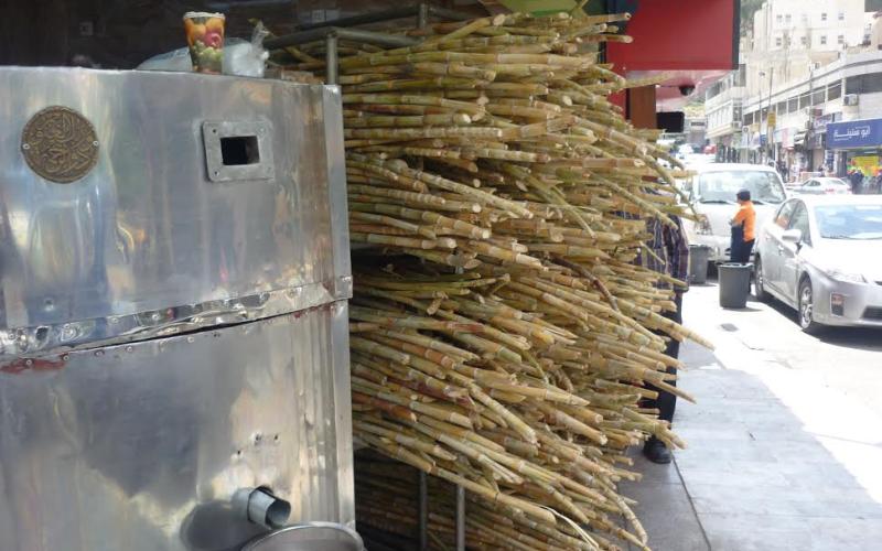 محل بيع عصير قصب السكر بوسط البلد- عدسة محمد العرسان