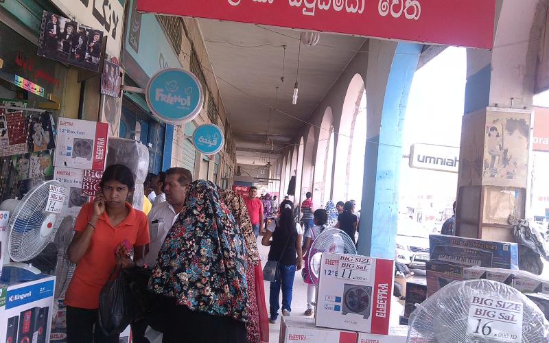 حملات مسائية لضبط العمالة الآسيوية المخالفة بمتاجر الظليل