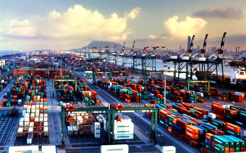 مختصون: لا علاقة للإعلام بتراجع الصادرات الوطنية