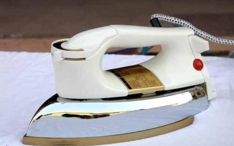 أب في الرصيفة يعذب طفليه حرقاً بمكواة