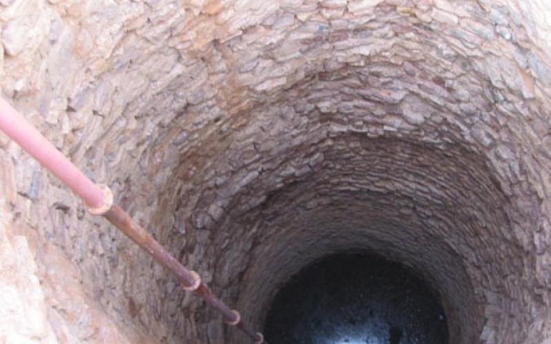 3 وفيات اختناقاً في بئر بينهم غطاس من الدفاع المدني