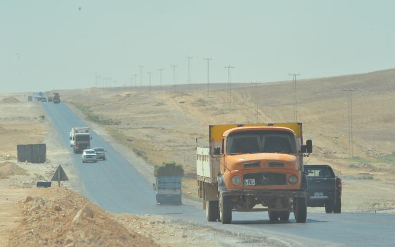 شكاوى من الأتربة والحصى المتطايرة من "القلابات" على طريق الازرق