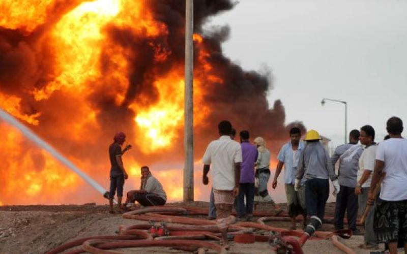 حريق في مصفاة عدن إثر قصف في القتال الدائر بالمدينة