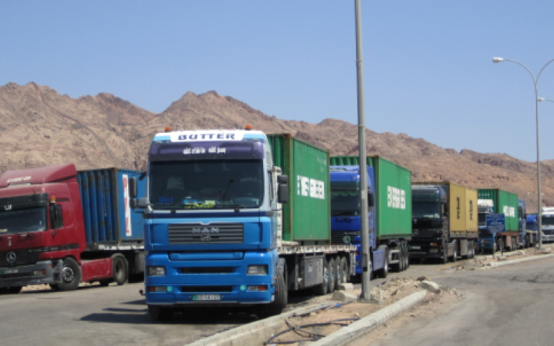 100 شاحنة خضار أردنية عالقة على حدود السعودية  