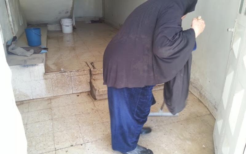 سر العجوز "أم عطيه" منظفة أدراج البنايات بالزرقاء