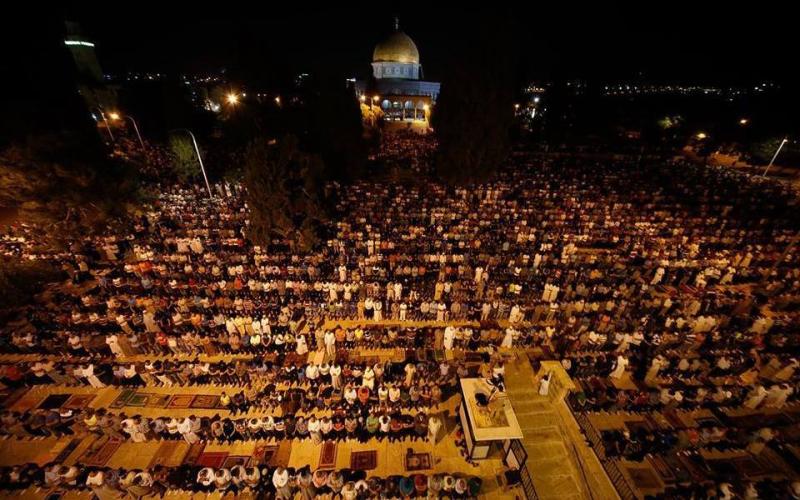 مئات آلاف المصلين في الأقصى رغم قيود الاحتلال الإسرائيلي