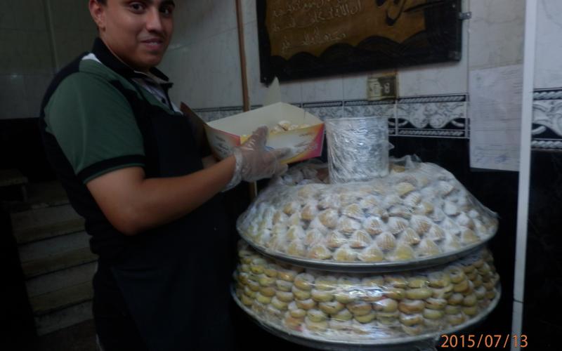 كعك العيد الجاهز يزاحم نظيره البيتي في الزرقاء