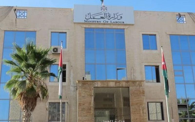 العمل تحذر من التعامل مع مكاتب تشغيل غير مرخصة