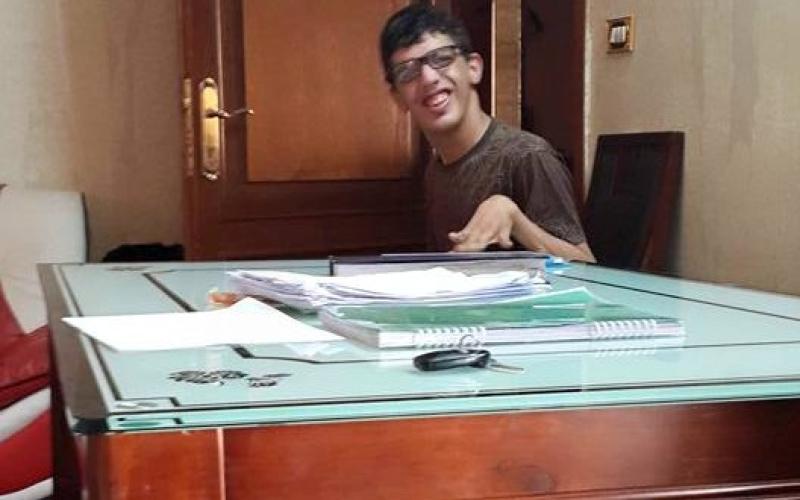 مصاب بشلل رباعي ويكتب بانفه يجتاز التوجيهي بمعدل 70,0