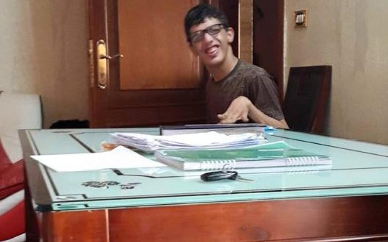 مصاب بشلل رباعي ويكتب بأنفه يجتاز التوجيهي بمعدل 70%