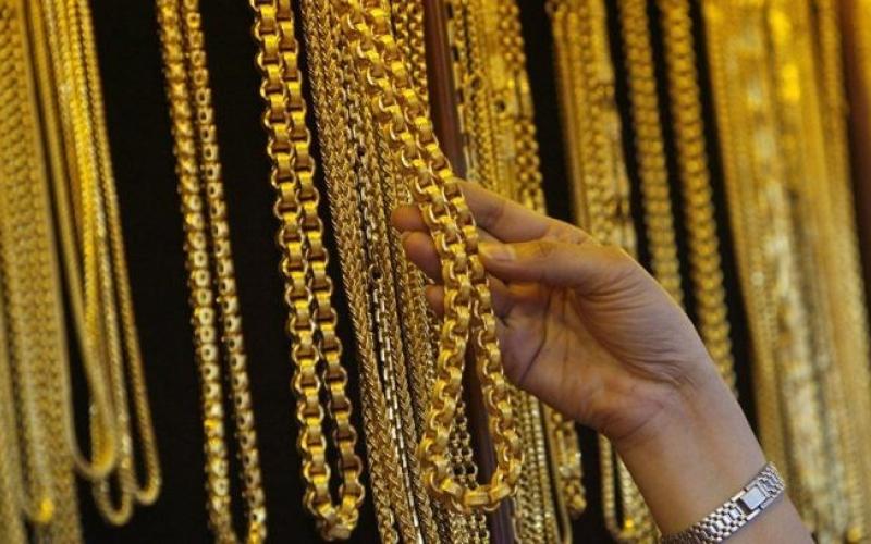 انخفاض اسعار الذهب، وتباين النسب في نخفيض المحروقات
