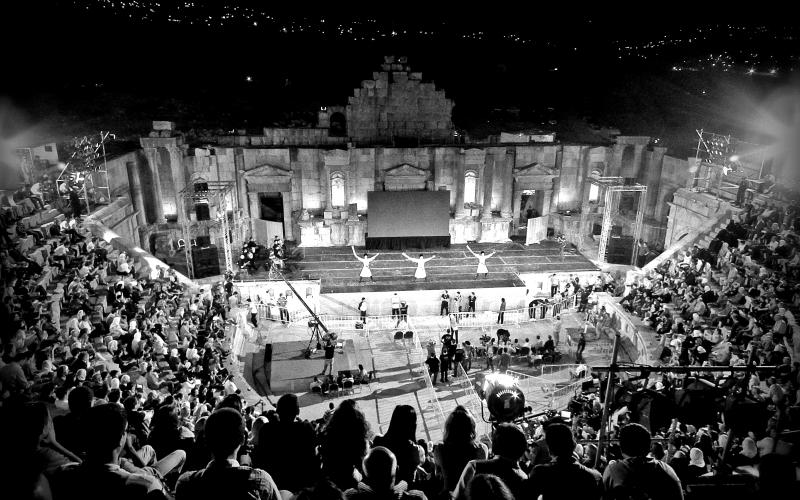 جرش.. ثلاثون دورة من الجدل