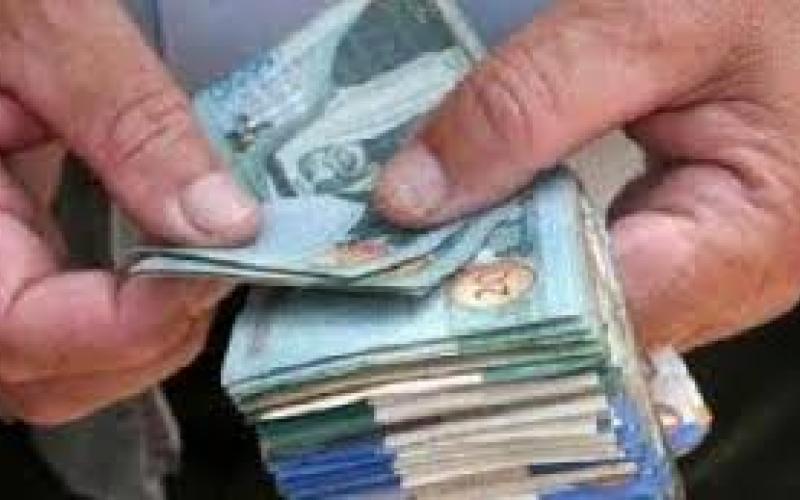 ما هي الآثار الإقتصادية والإجتماعية للإقتراض من البنوك ؟