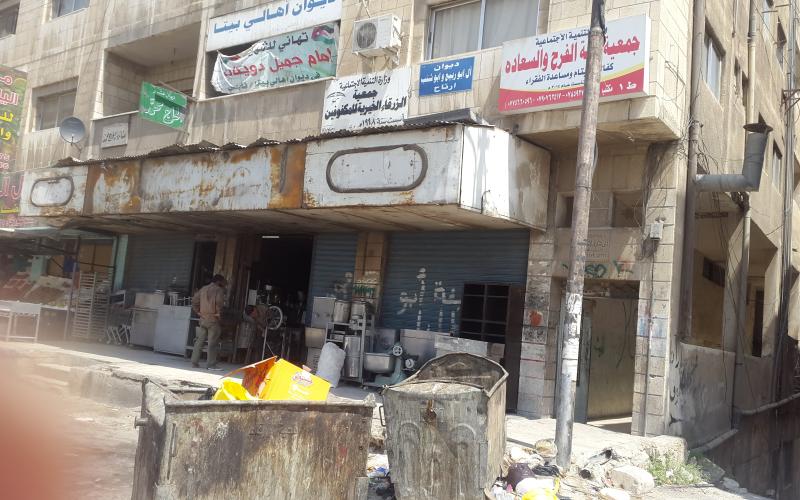 الحاويات تسد مدخل اكبر مجمع سكني بالزرقاء والبلدية تنفض يدها !