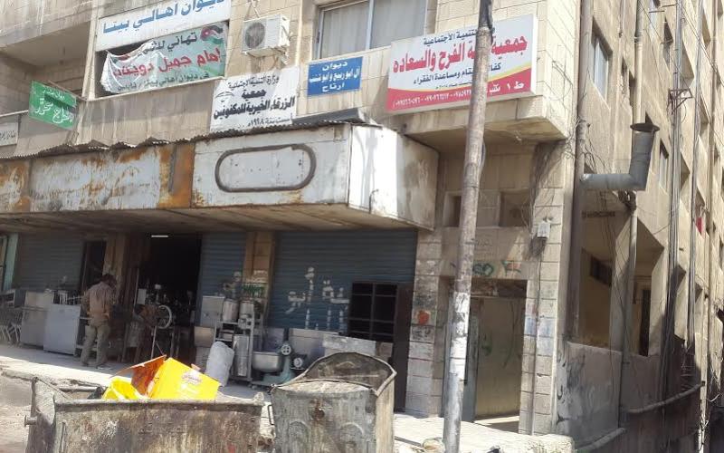 الحاويات تسد مدخل أكبر مجمع سكني بالزرقاء والبلدية تنفض يدها