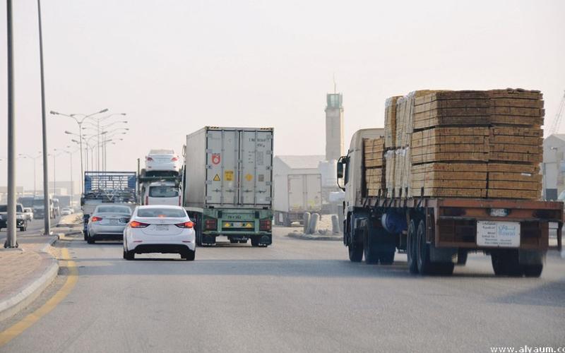 الأمانة تستكمل تخصيص مسارب للشاحنات الثقيلة