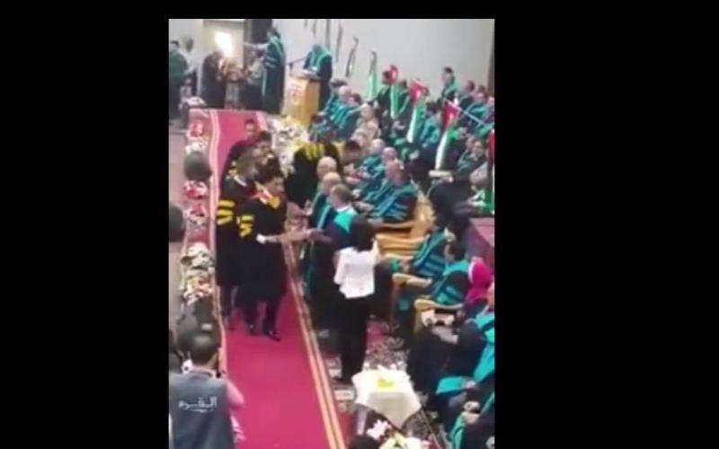 التنسيب بسحب شهادة الطالب الذي بصق على أكاديمي