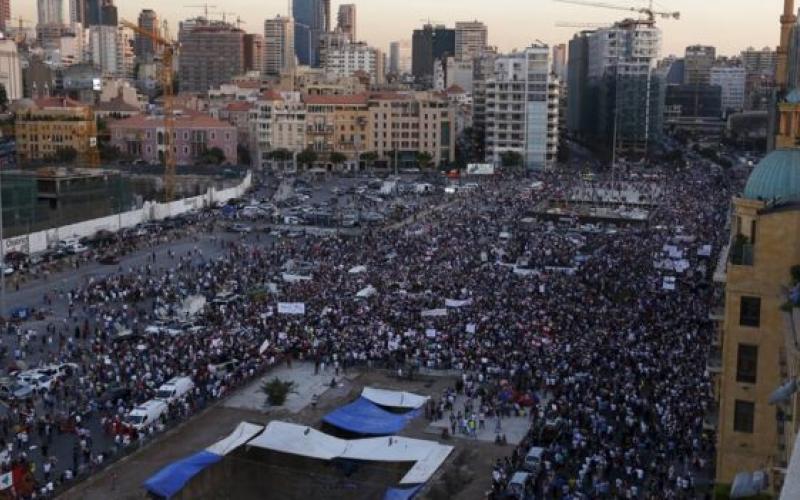مسيرة داعمة لحركة "طلعت ريحتكم" في بيروت